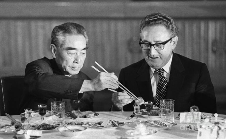 kissinger-eating-with-zhou-enlai-bettmann (1)